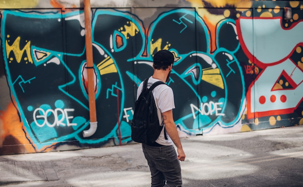 homme portant un sac à dos noir