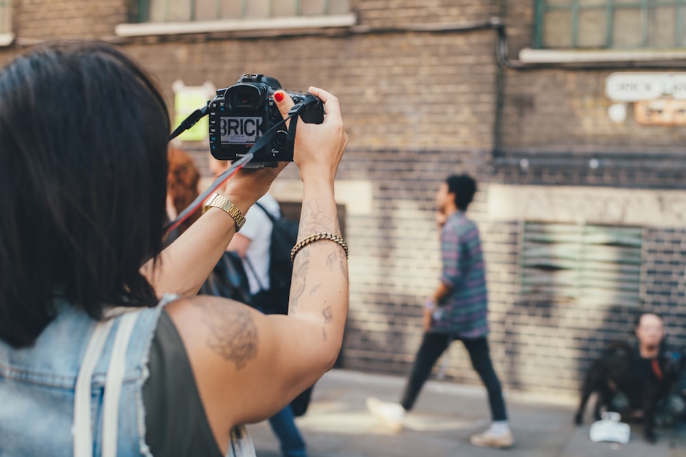 personne prenant une photo sur un bâtiment en béton