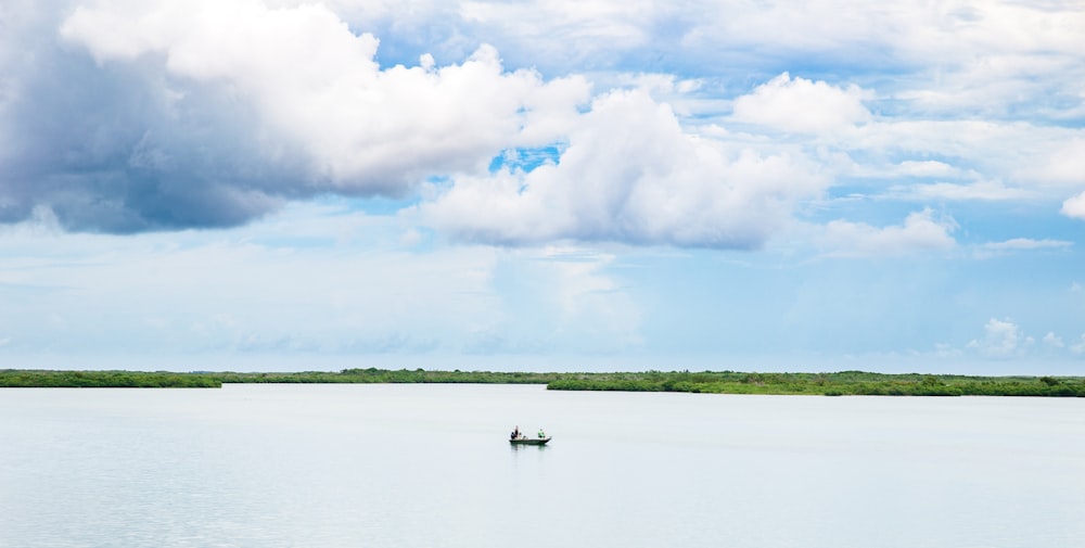 barco en medio de la masa de agua