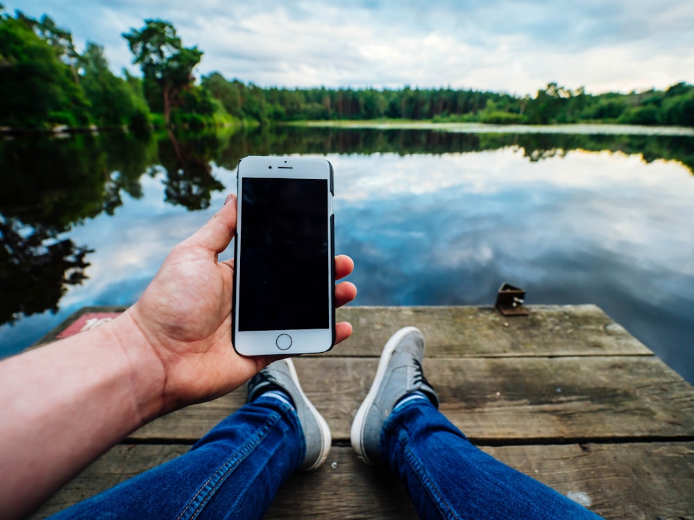 Person mit goldenem iPhone 6