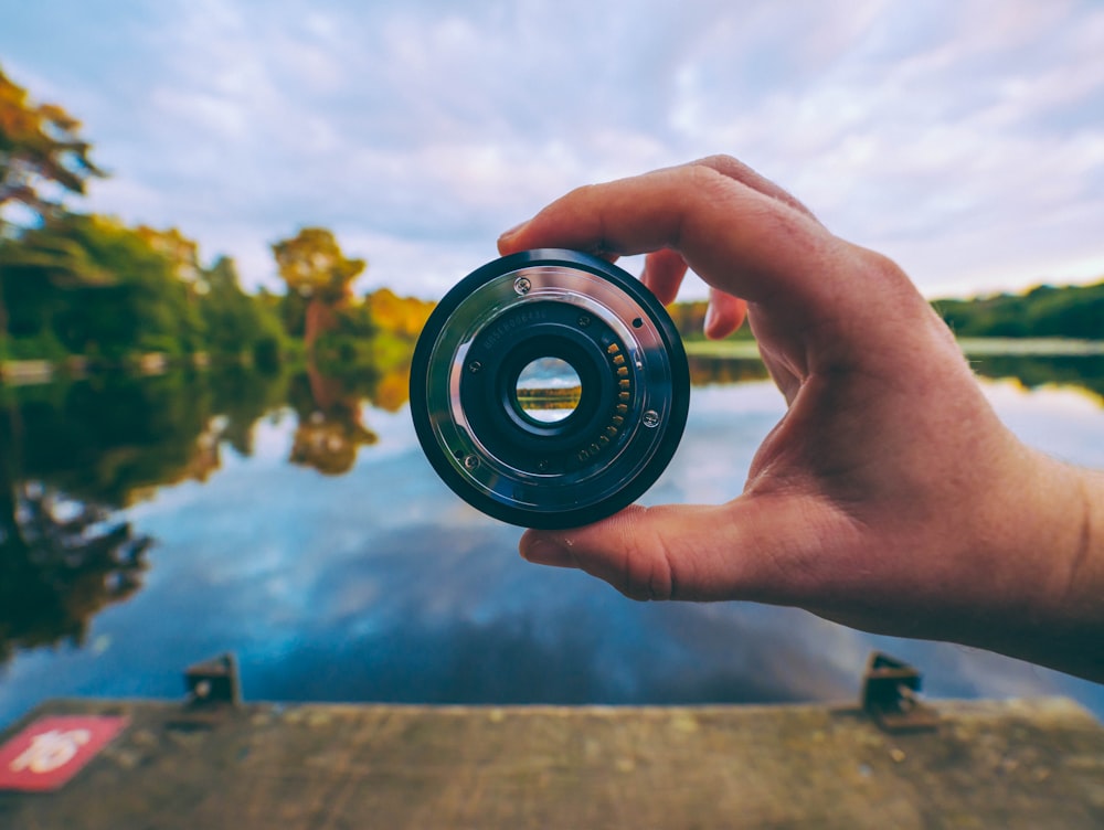 round gray and black camera lens