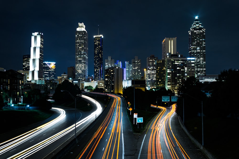 Zeitrafferfoto von vorbeifahrenden Autos während der Nacht