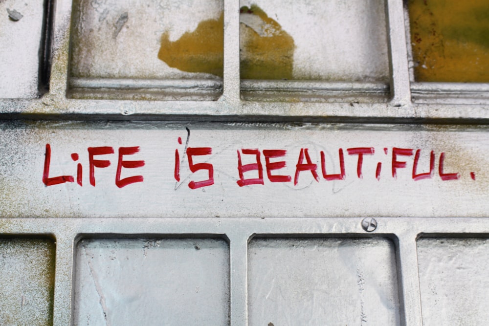 壁には「Life is beautiful」と書かれた赤い文字。