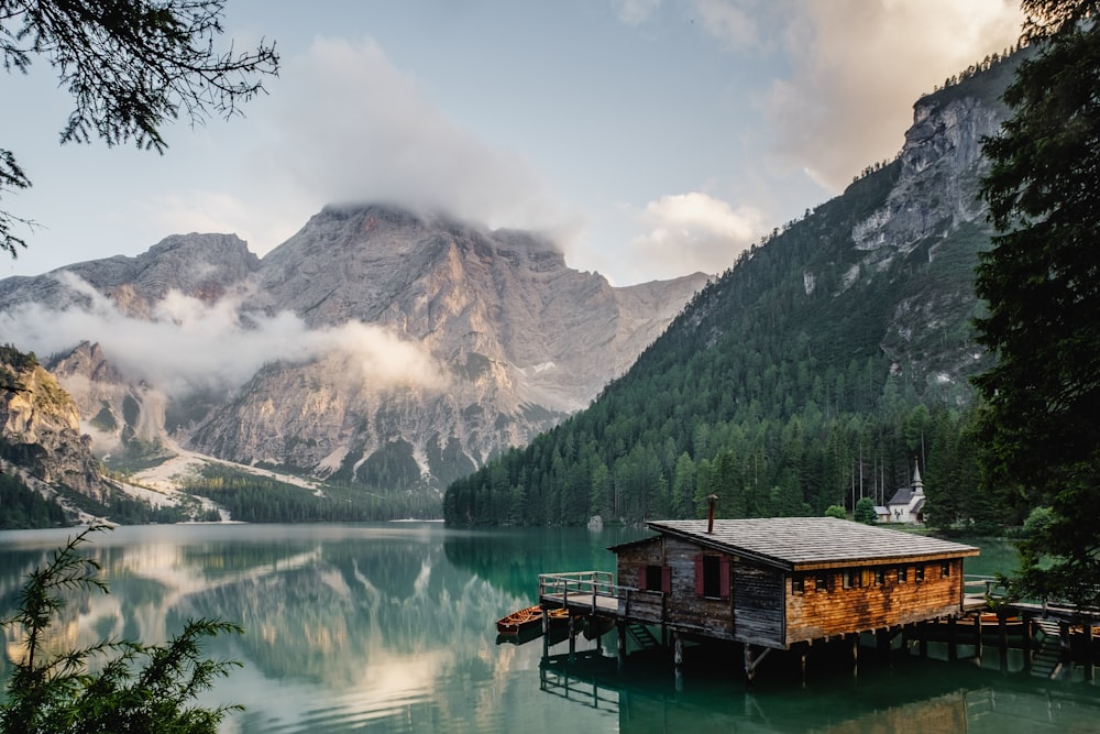 Casa marrone vicino allo specchio d'acqua