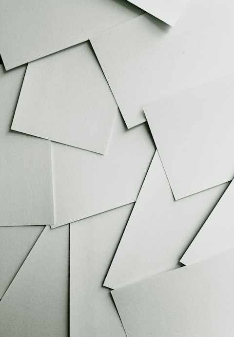 Feuilles de papier blanc éparpillées couvrant tout le cadre