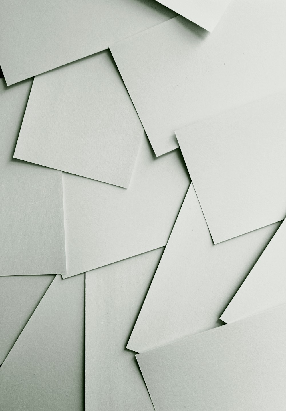 Des feuilles de papier blanc éparpillées recouvrant tout le cadre