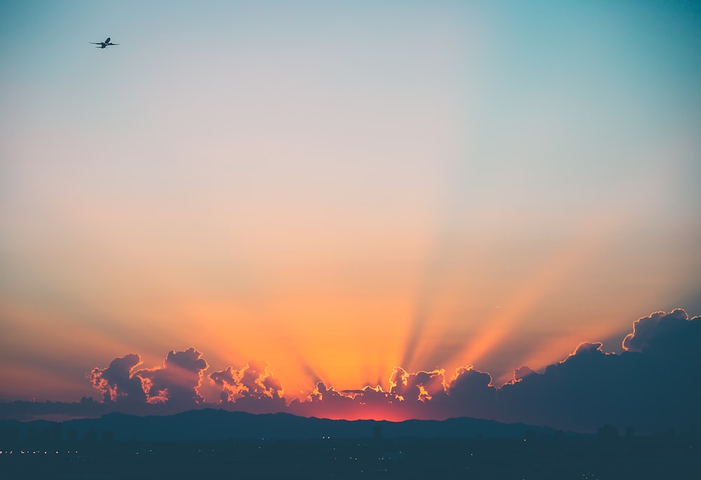 graue Wolken zur goldenen Stunde