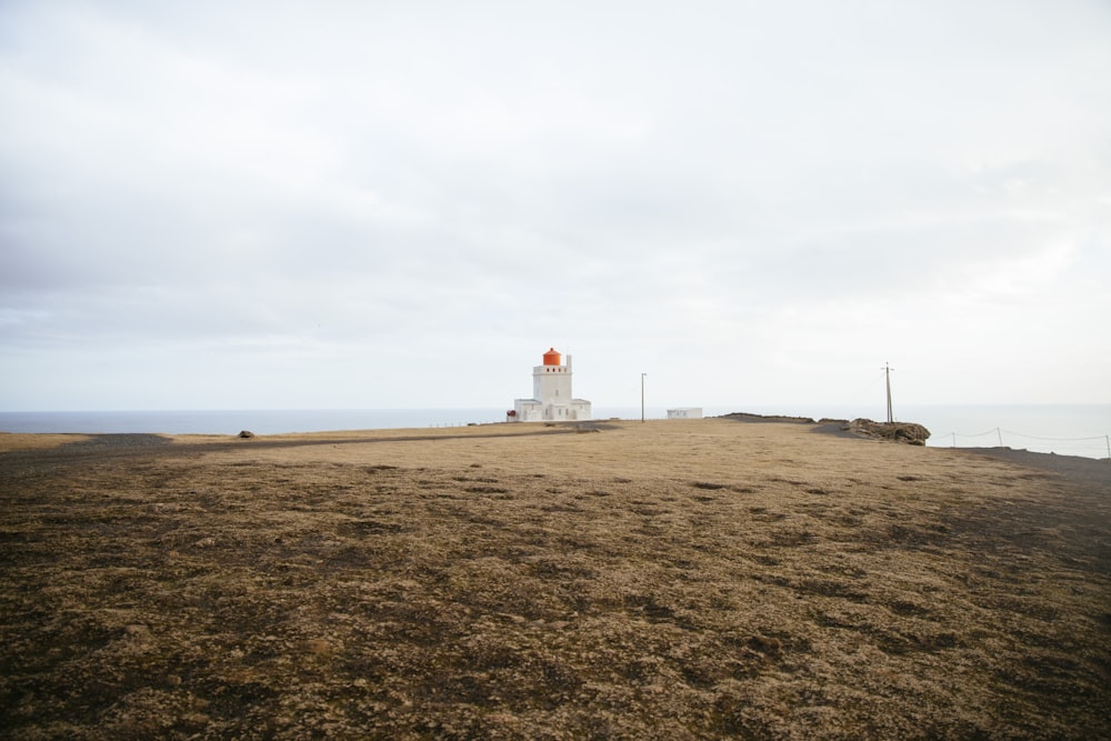 Bâtiment blanc près d’un plan d’eau