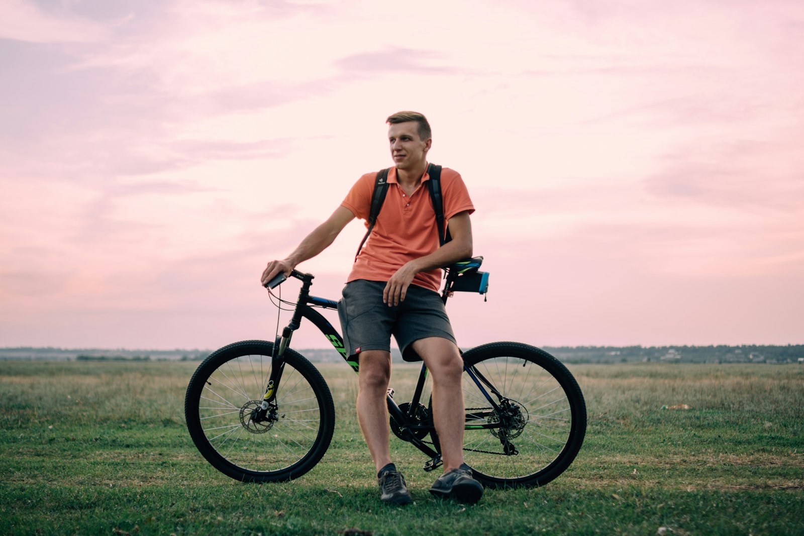 Nikon D5200 + AF-S DX Zoom-Nikkor 18-55mm f/3.5-5.6G ED sample photo. Man sitting on hardtail photography