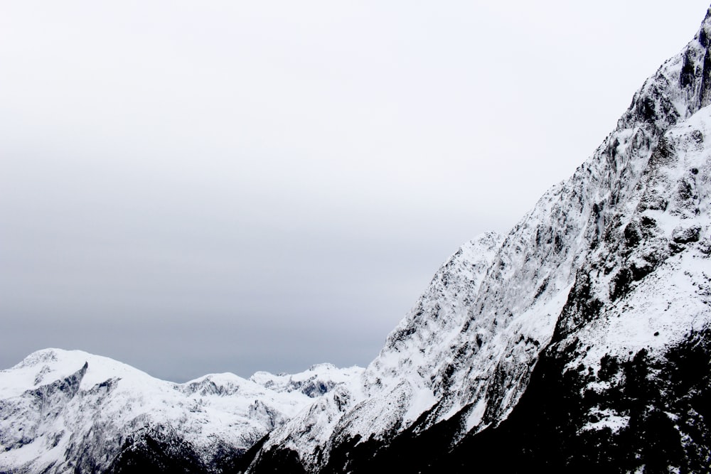 Montaña blanca cubierta de nieve