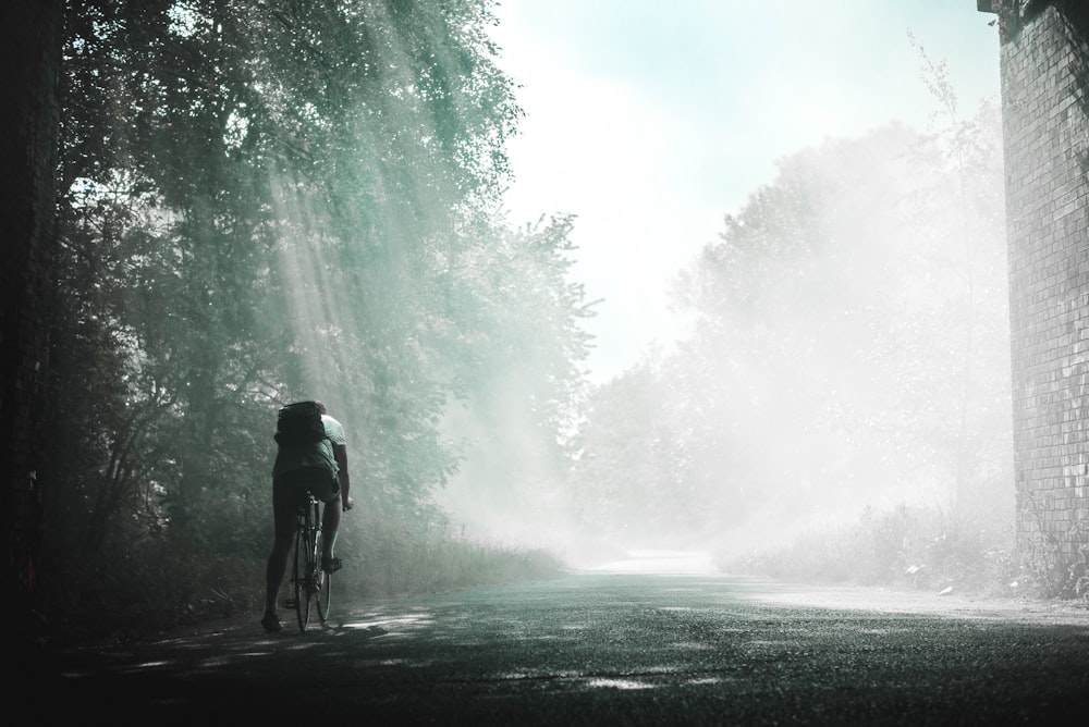 Persona che va in bicicletta durante il giorno