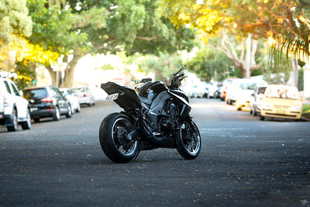 motocicleta esportiva preta no meio da rua