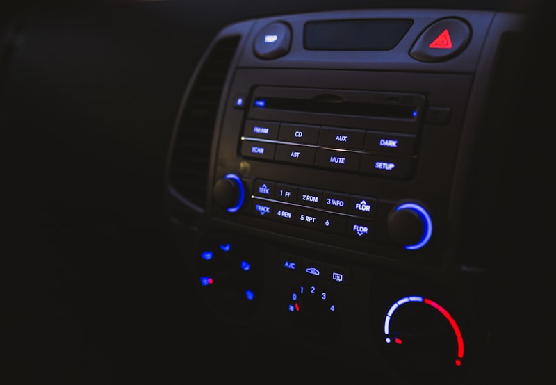 Car-HiFi-Radio im Dunkeln mit blauen LED-Tastern