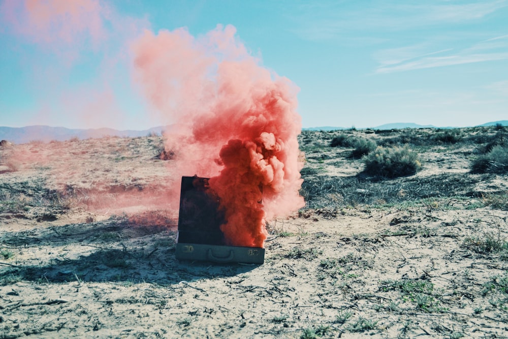 Estuche gris con humo rosa