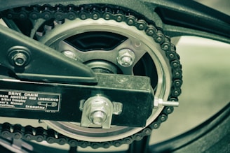 Diagram illustrating the linear drive and chain mechanism in action.