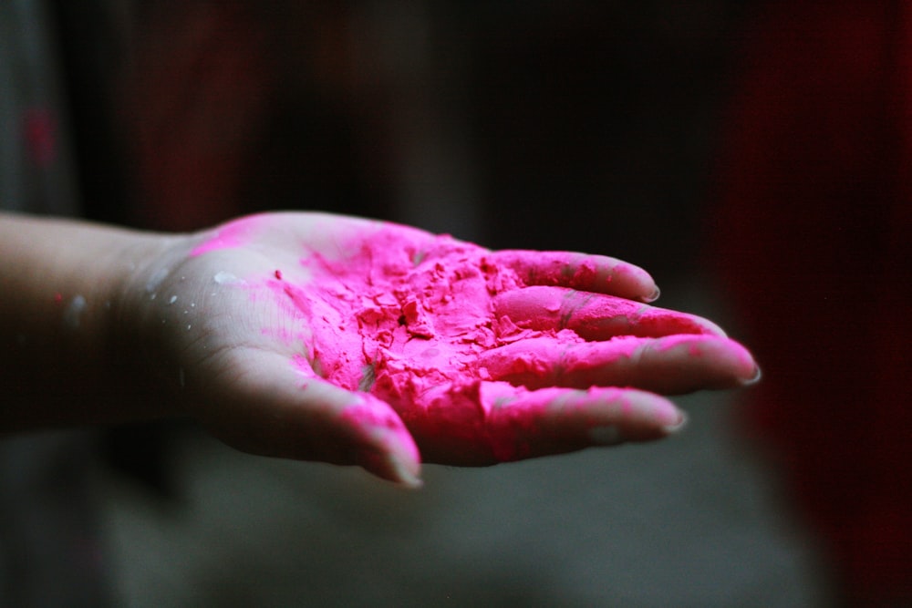 rosa Pulver in der rechten menschlichen Handfläche