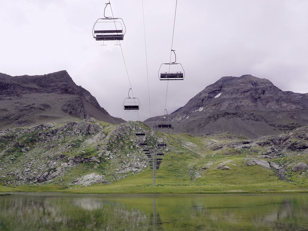 fotografia de baixo ângulo de teleféricos