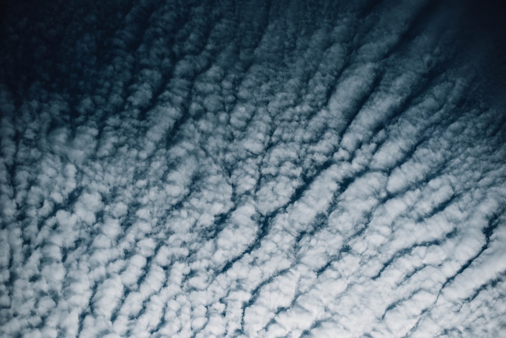 As nuvens criando uma textura no céu