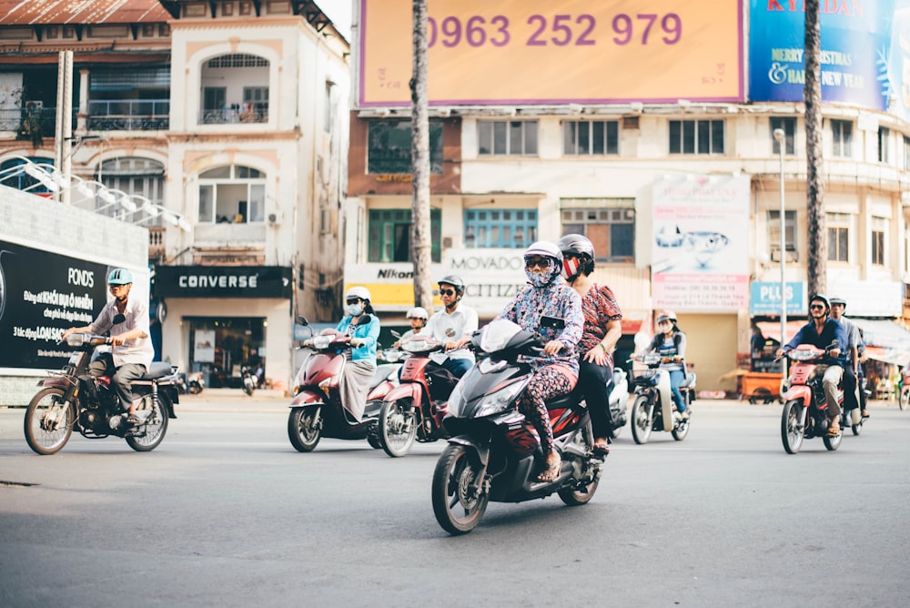 personnes conduisant des motos pendant la journée