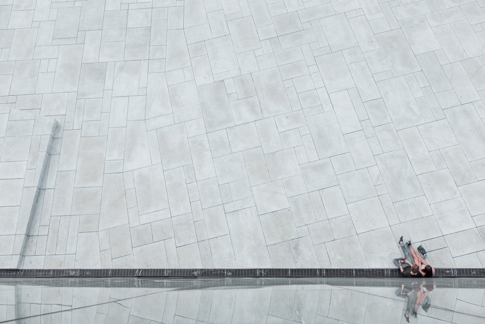 Fotografia aérea de piso de concreto cinza
