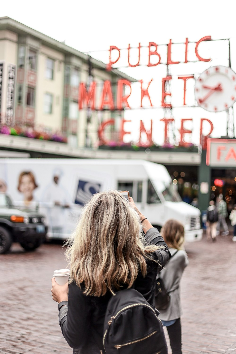 Frau steht vor dem Public Market Center