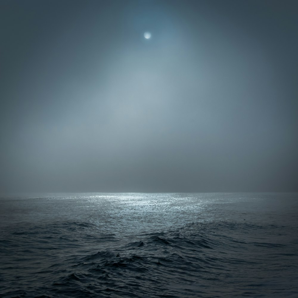 cuerpo de agua iluminado por la luna llena