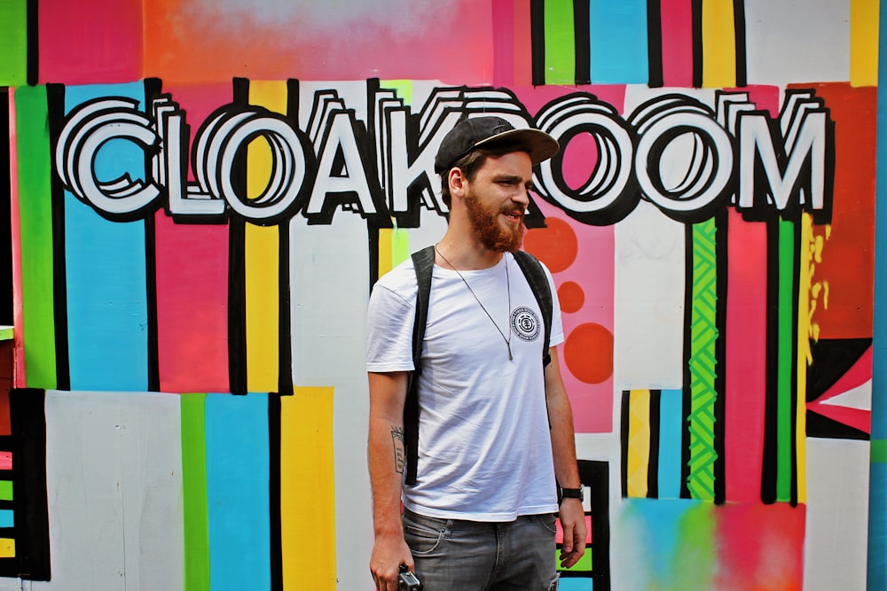 homme portant un t-shirt blanc à col rond