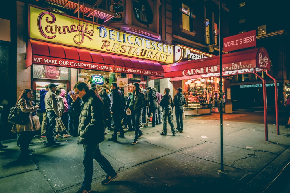 pessoas em frente ao Restaurante Carnegic Delicatessen