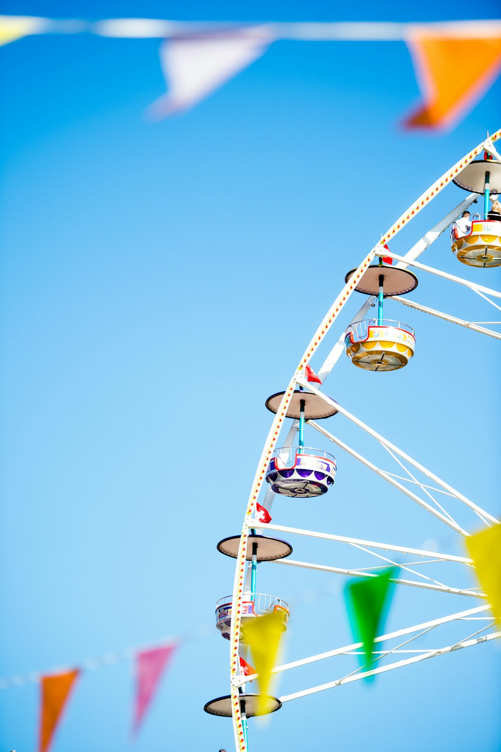 Foto de la rueda de la fortuna blanca y amarilla bajo cielos azules