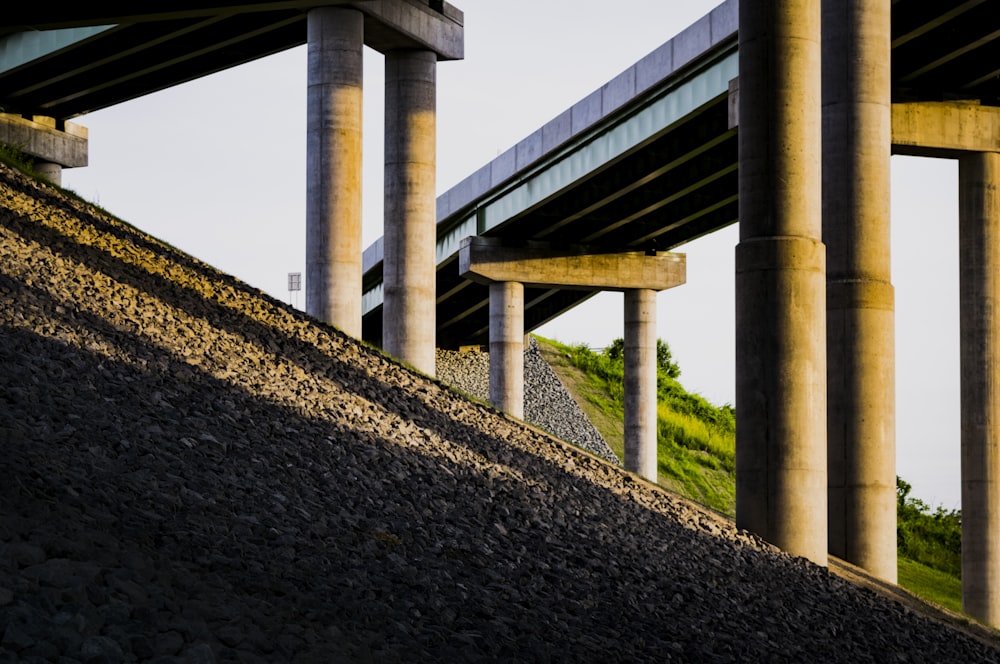 Fotografia dal basso del ponte in calcestruzzo