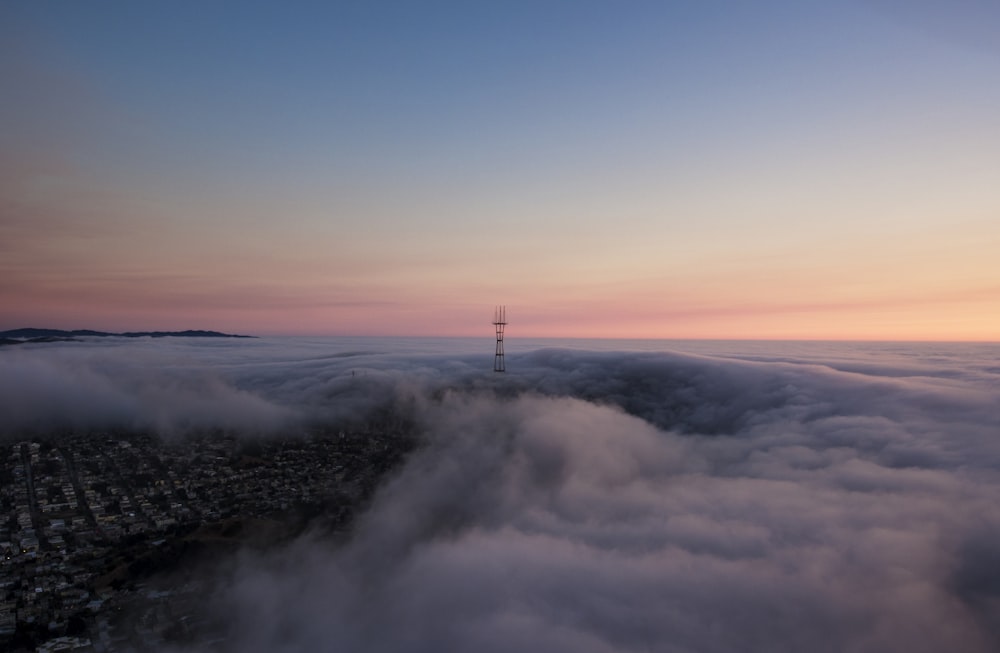 Tour entourée de nuages