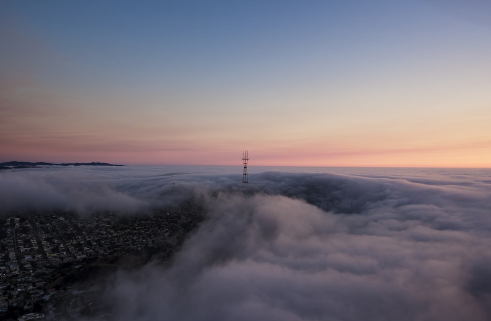 torre circondata da nuvole