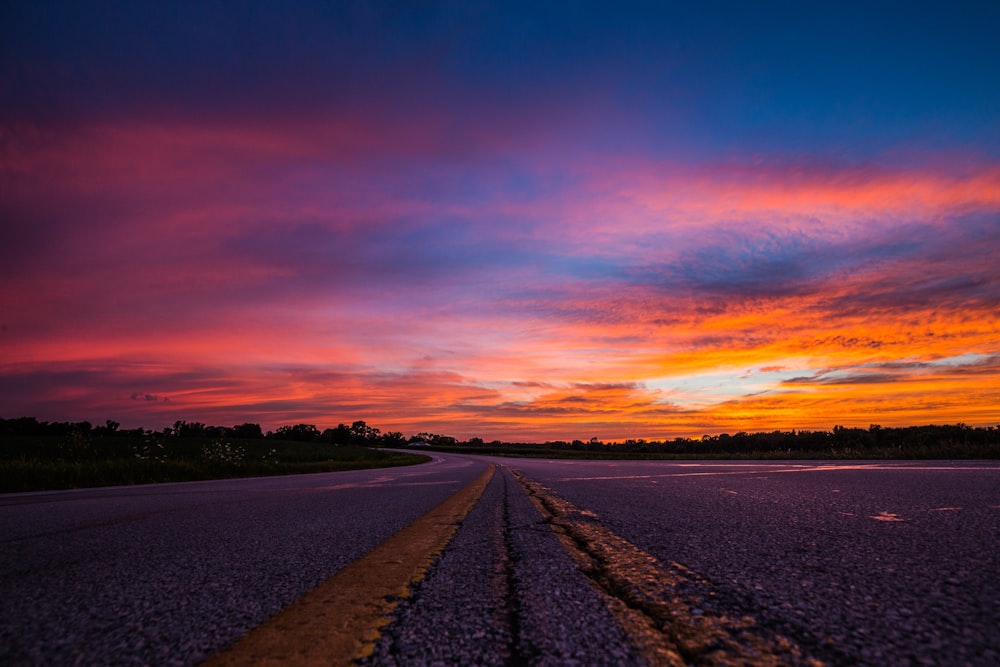 Carretera durante la puesta de sol