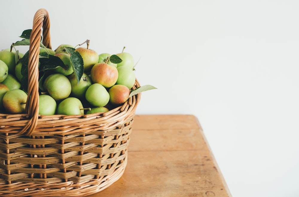 Frutas verdes en canasta