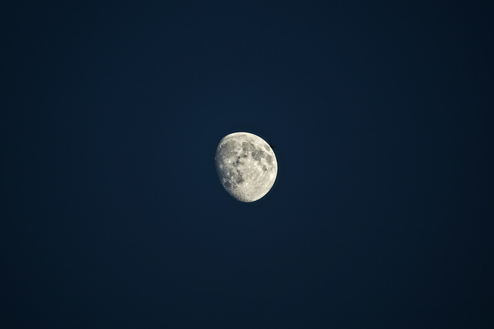 Sony 24-600mm F2.4-4.0 sample photo. Quarter moon photography