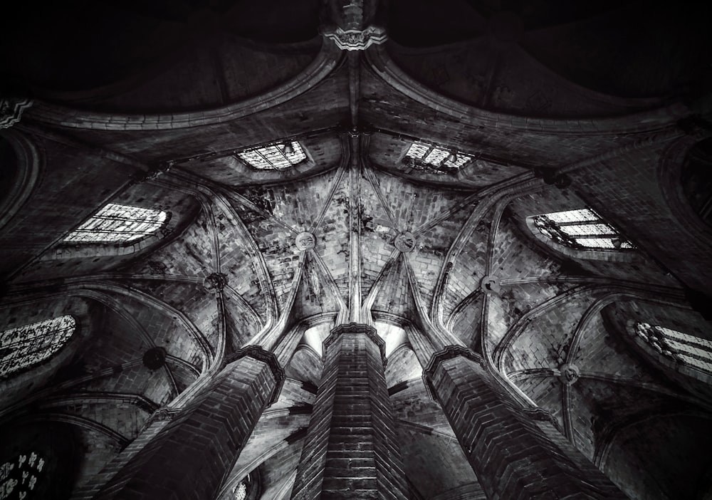 Foto en escala de grises del interior de un edificio de hormigón