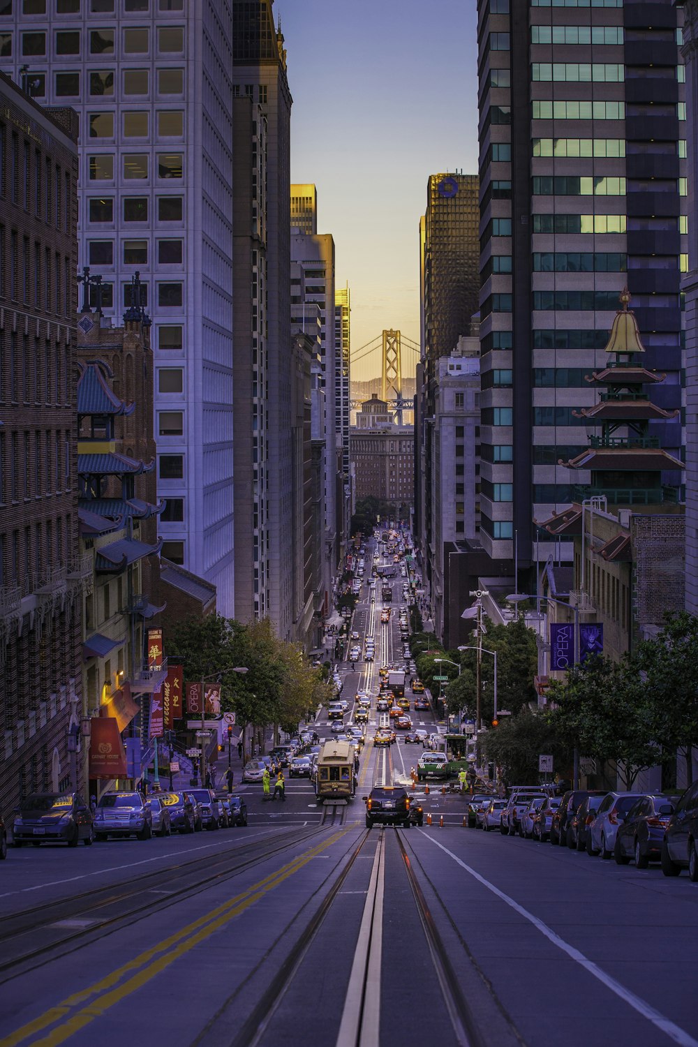 Lote de autos rodeado de edificios de gran altura