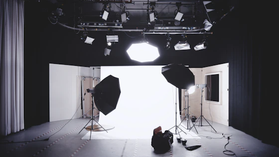 Fotostudio met softboxen en een witte achtergrond
