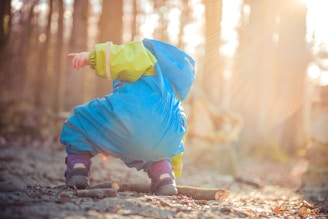 enfant dans la foret
