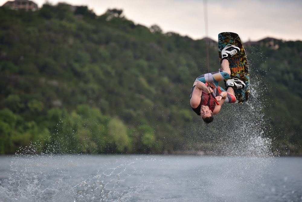 personne sur wakeboard flipping