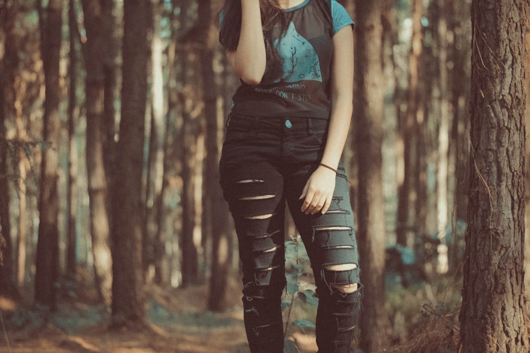 Красивая дикая девушка. Красивые русские девушки в лесу. Модная одежда в лес. Дикая девушка в лесу. Мода одежда лес.
