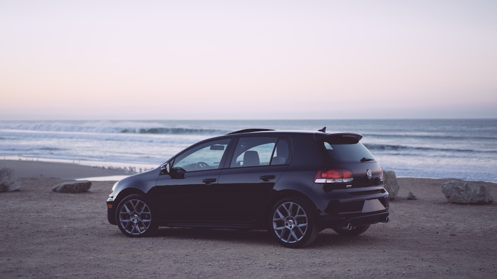 Hatchback negro de 5 puertas