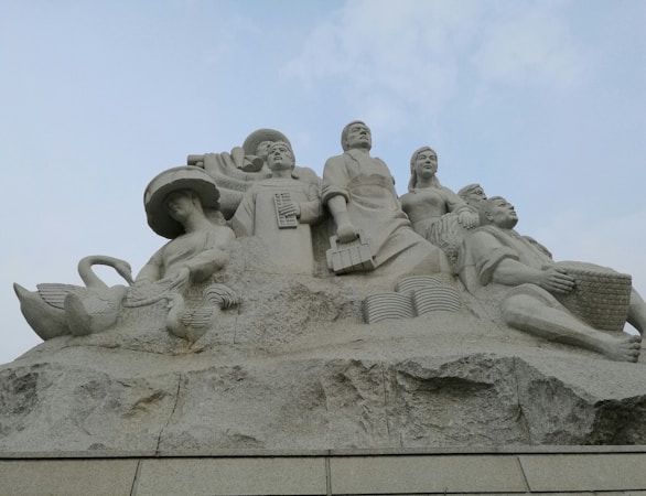 A Vida e Obra de Clesius Coser: Escultor de Pedra