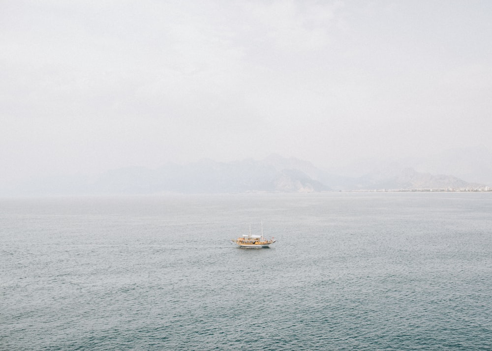 Barco blanco navegando en medio del mar durante el día