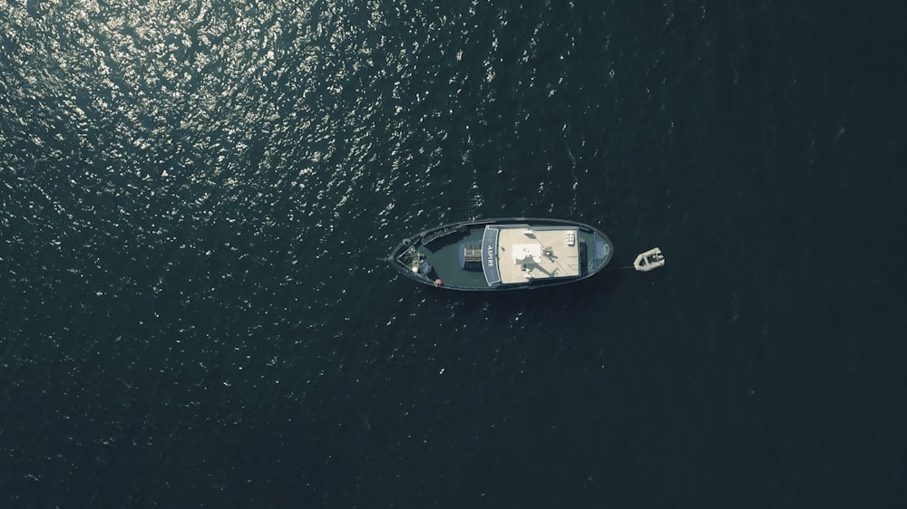 Fotografía aérea de velero en el agua