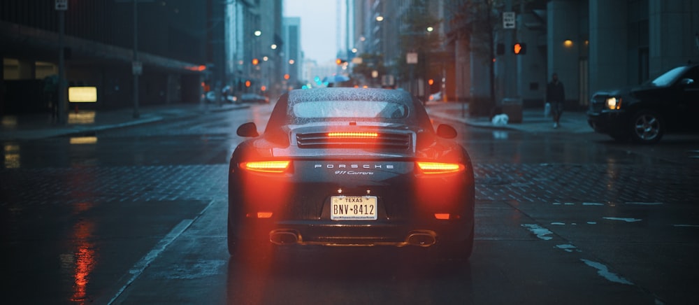 graues Porsche-Auto auf der Straße