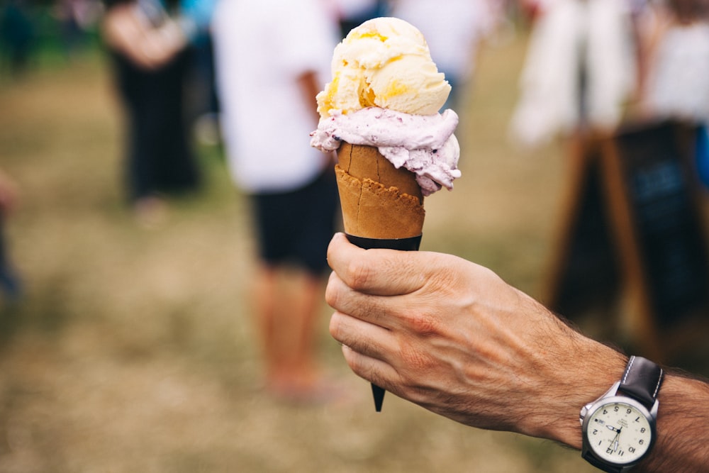 Person, die Eis auf Waffel hält