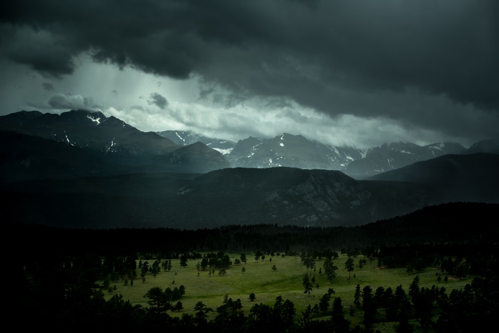 Fotografía de paisajes de montañas durante cielos nublados