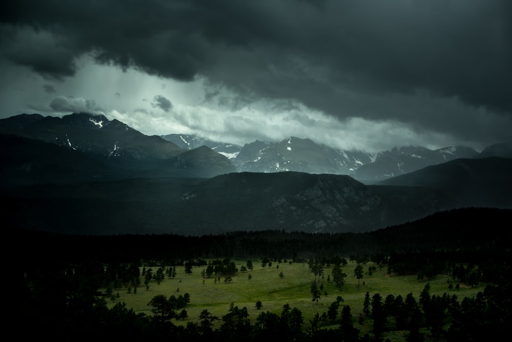 fotografia di paesaggio di montagne durante cieli nuvolosi