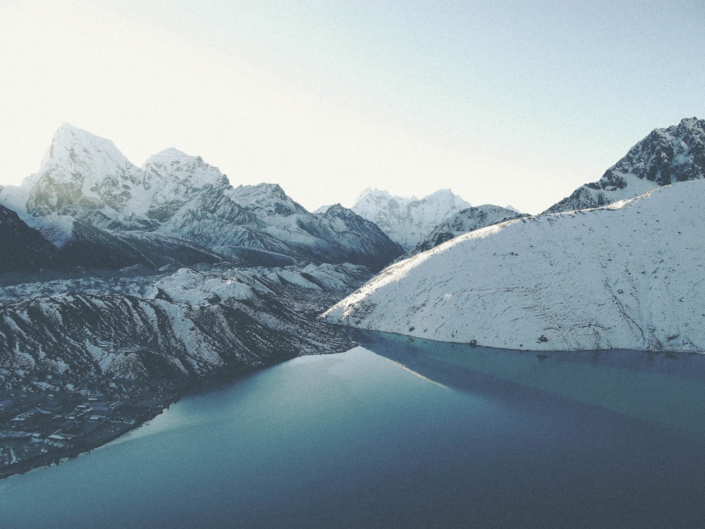 Fotografia di montagna coperta di ghiaccio